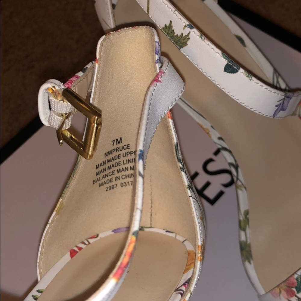 WHITE NINE WEST FLOWER HEELS! - Picture 3 of 4